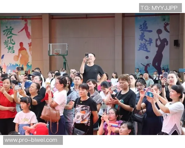 足球场上的旋律与激情歌声交织成的梦想之歌